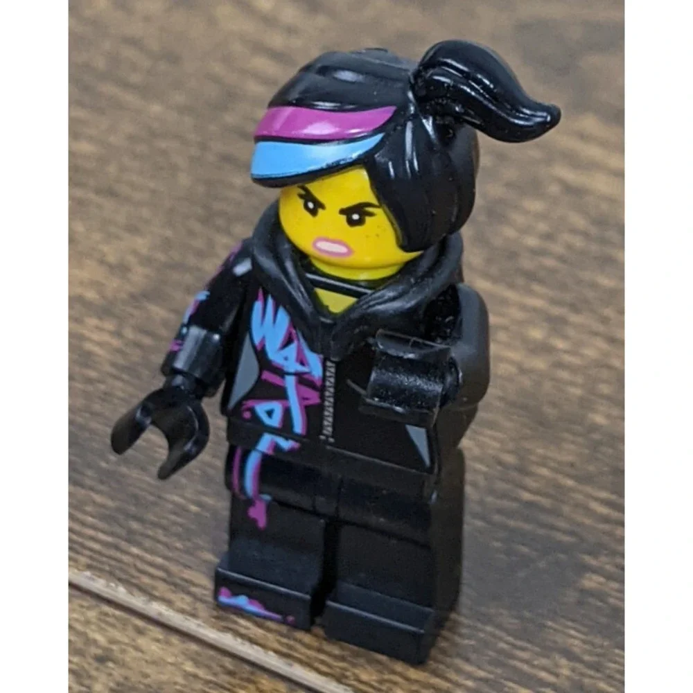 LEGO Wyldstyle Minifigure – The LEGO Movie – Black‎ Jacket & Streaked Hair